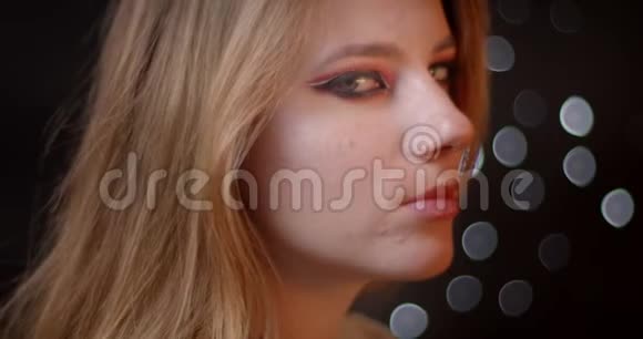 生姜模型的轮廓拍摄与明亮和生动的化妆调情相机在bokeh背景视频的预览图