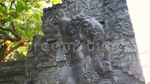 印度尼西亚巴厘岛普拉卢胡尔乌卢瓦图神庙的门视频的预览图