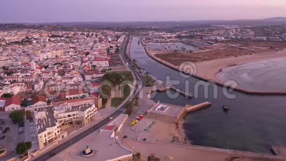 清晨鸟瞰葡萄牙阿尔加维拉各斯海滩中部视频的预览图