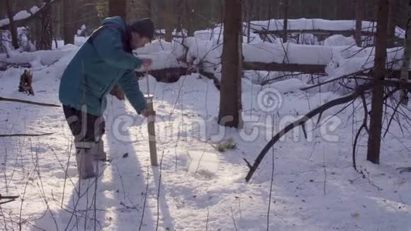 生态学家采集雪的样本视频的预览图