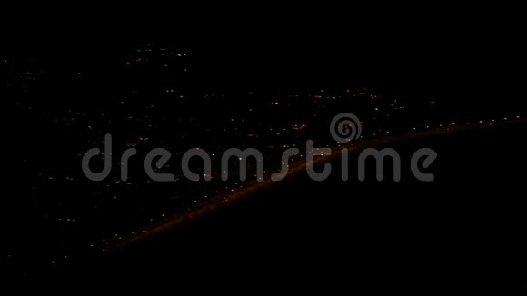 俯瞰远处红色城市灯光视频的预览图