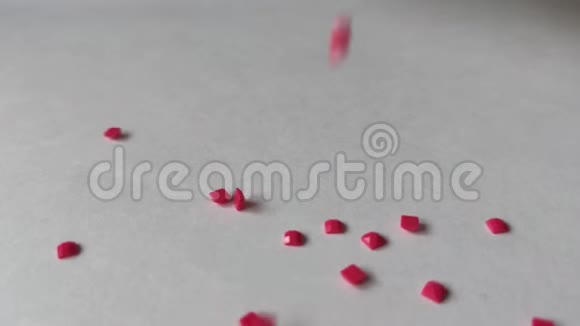 红色钻石镶嵌在背景的白色表面视频的预览图