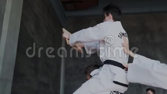快关门一群跆拳道男运动员表演壮观的原始战斗姿势两个人分手视频的预览图