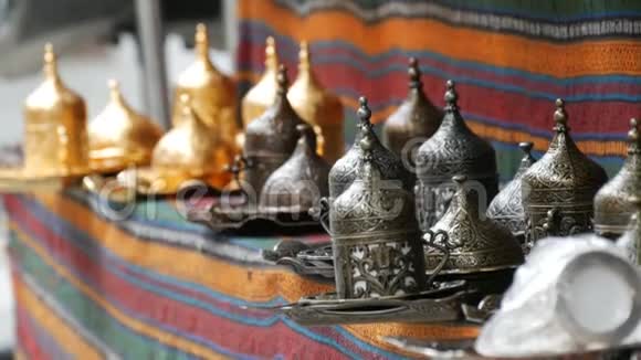 铜制茶具的各种颜色呈金灰色土耳其市场柜台视频的预览图