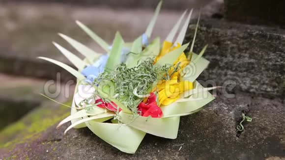 巴厘岛传统的巴厘岛鲜花献给上帝视频的预览图