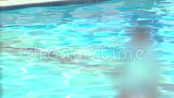 从闪闪发光的蓝色游泳池缓慢转移焦点视频的预览图