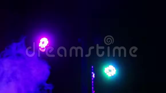 灯光和烟雾中的场景把重点放在带麦克风的歌手上视频的预览图