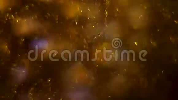 金色神奇闪烁的波克粒子就像气泡闪闪发光的移动空间尘埃无缝循环抽象背景视频的预览图