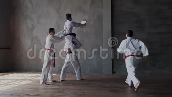 传统的跆拳道格斗特技小男孩高速跑跳跳跳推离墙砸打破一个视频的预览图