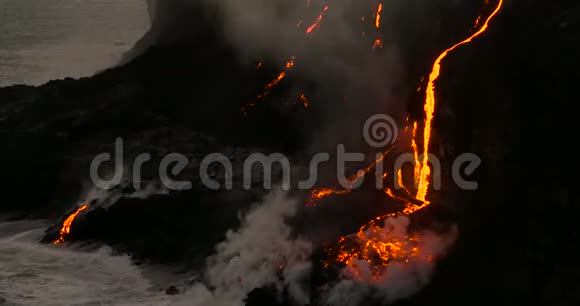 火山喷发熔岩流入夏威夷水域视频的预览图