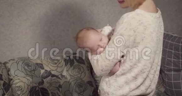 年轻的母亲让她的小婴儿睡觉视频的预览图