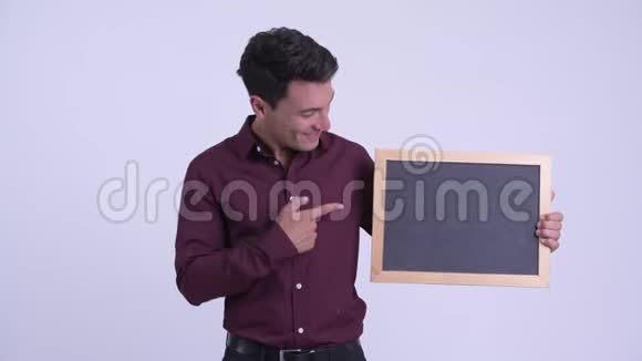 年轻快乐的西班牙商人拿着黑板竖起大拇指视频的预览图
