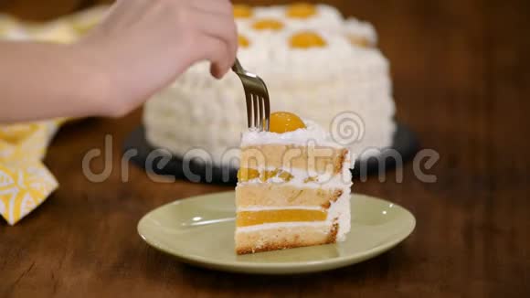 女人吃新鲜的蛋糕桃子和奶酪奶油视频的预览图