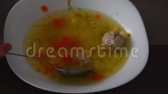 女人吃美味的汤肉丸上景视频的预览图