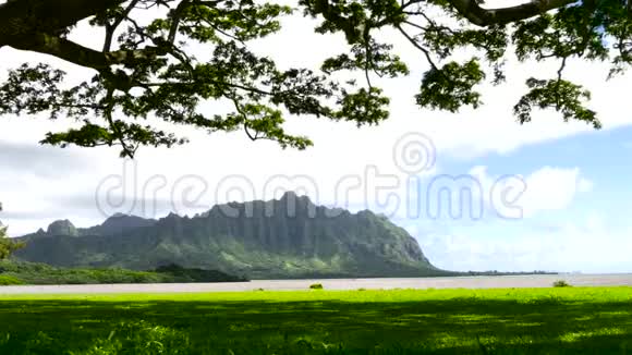 科劳山脉横跨夏威夷瓦胡岛的卡诺河湾视频的预览图