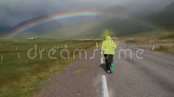 一个女孩沿着这条路去彩虹视频的预览图