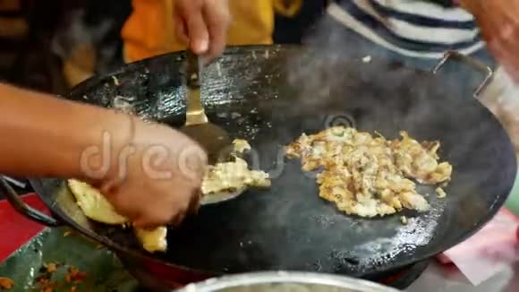 街头小贩在夜市上煎牡蛎煎蛋卷视频的预览图