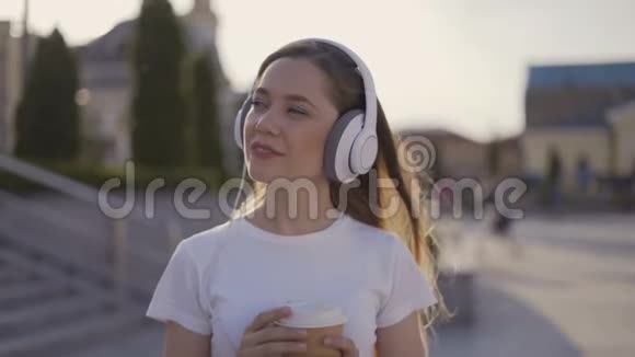 进攻性女孩听音乐和梦想4K视频的预览图