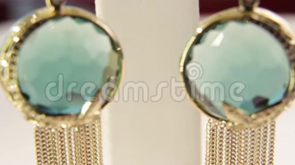 珠宝绿色钻石耳环的特写景深较浅视频的预览图