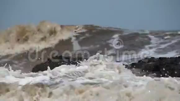 海滩上的巨浪以选择性的焦点击中了黑色珊瑚视频的预览图