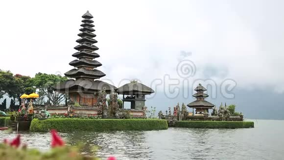 印度尼西亚巴厘布拉乌伦达努布拉坦寺贝杜古尔山脉布拉坦湖视频的预览图