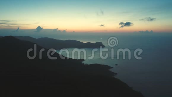 黄昏海景悬崖海岸线风光鸟瞰视频的预览图
