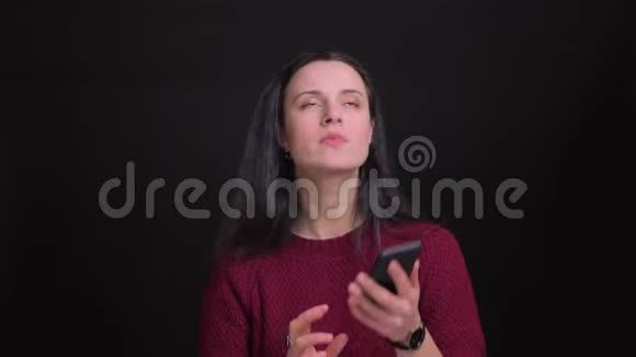 一张白种人成年女性的特写照片她在镜头前打电话时感到愤怒和烦恼视频的预览图