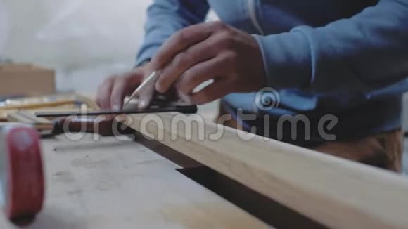 木匠用正方形对木板进行测量用铅笔标出测量值4k4k录像慢慢慢慢视频的预览图