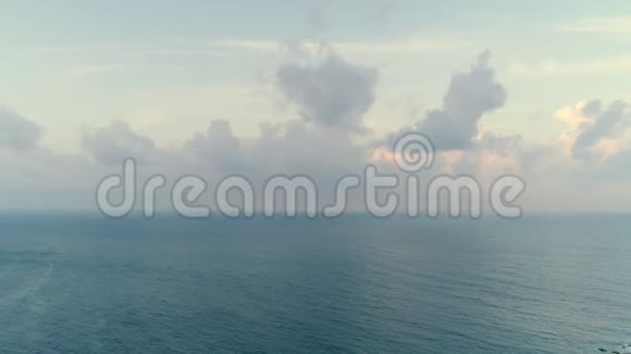 平静的海洋水景地平线鸟瞰图视频的预览图
