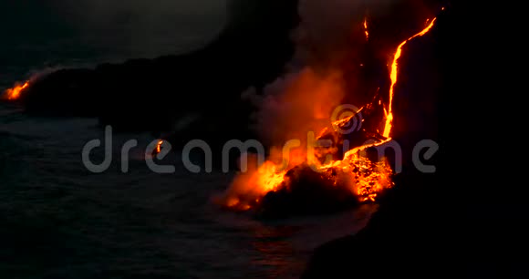 火山喷发熔岩流入夏威夷海洋视频的预览图