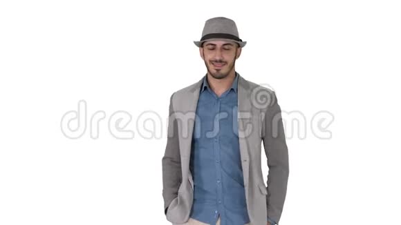 年轻的亚洲游客戴着帽子双手插在白色背景上的口袋里视频的预览图