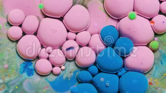 蓝色和粉红色的油墨反应形成一个美丽的结构油漆气泡视频的预览图