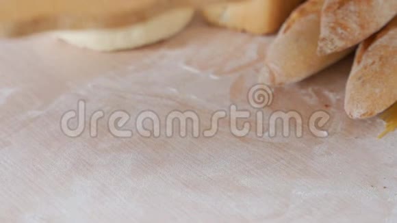 切片面包放在厨房的木切割板上快关门视频的预览图