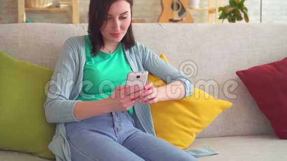 一名使用智能手机的妇女的肖像急性腹痛视频的预览图