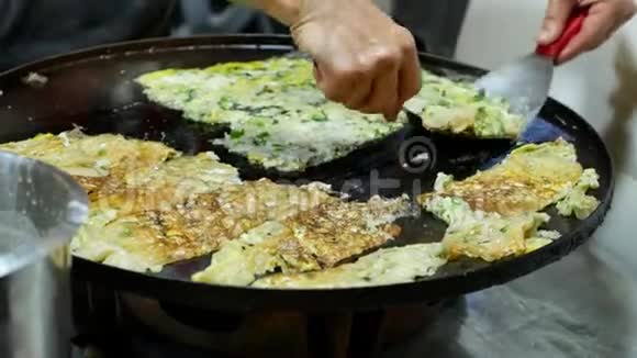 街头食品小贩煎牡蛎煎蛋卷视频的预览图