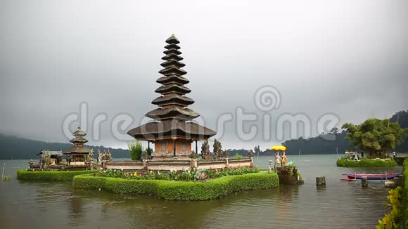印度尼西亚巴厘布拉乌伦达努布拉坦寺贝杜古尔山脉布拉坦湖视频的预览图