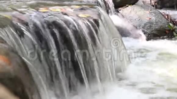 河水缓缓流动岩石概念景观与瀑布视频的预览图