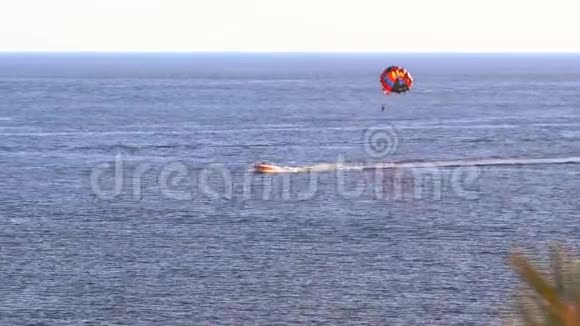 拖着伞或翼的船视频的预览图