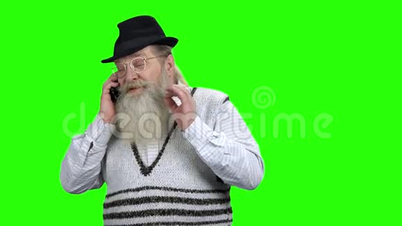 积极的戴帽子的老人在打电话视频的预览图