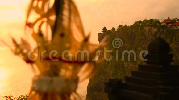 印度尼西亚巴厘普拉卢胡尔乌卢瓦图寺日落视频的预览图