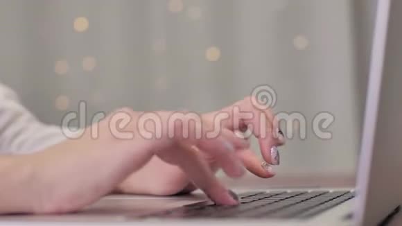 在平板电脑上工作的女商人女性手持笔记本电脑键盘触摸板4K视频的预览图