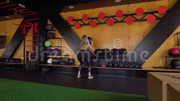 做交叉训练的年轻女子用药球拍打墙壁慢动作视频的预览图