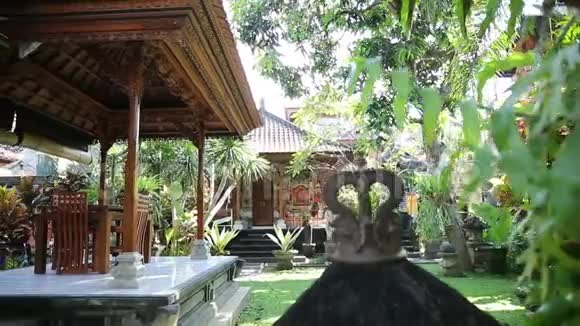 巴厘岛典型的房子门廊上有一把雕刻的椅子乌布德巴厘岛视频的预览图