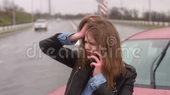 车祸后女孩在电话里说话视频的预览图