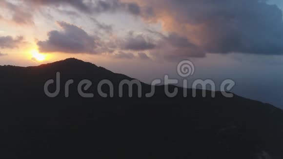 日落航空景下的山链斜面视频的预览图