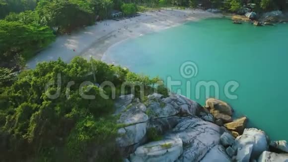 亚洲海滩海景和海岸风光鸟瞰图视频的预览图