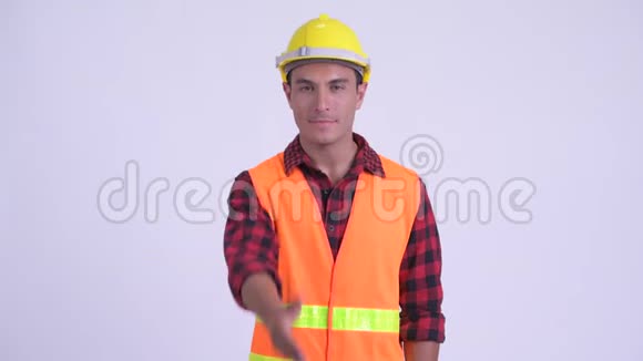 年轻快乐的西班牙裔建筑工人握手视频的预览图