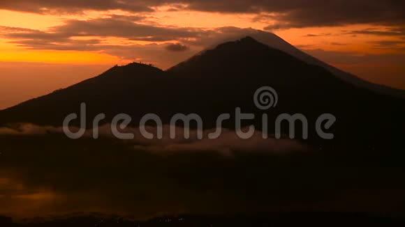 太阳升起在巴图尔湖火山阿贡和阿邦的背景上巴厘视频的预览图