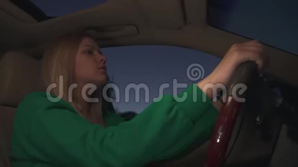 金发女孩开车视频的预览图