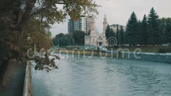 另一边是穆斯林清真寺在河岸之间视频的预览图